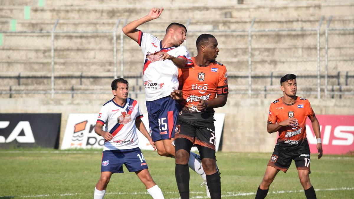 L.A. Firpo en un duelo ante CD Águila