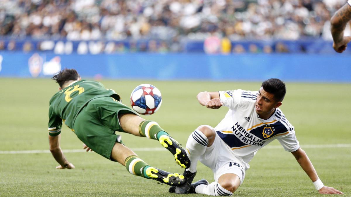 Joe Corona disputando un balón con LA Galaxy