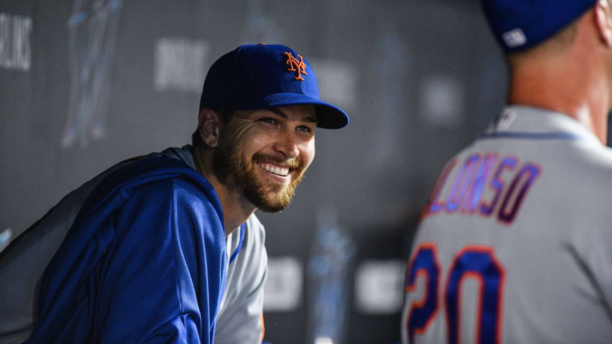 Jacob deGrom en el dugout de los Mets