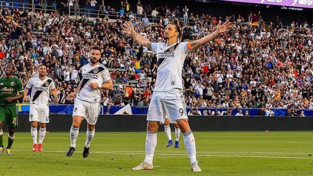 La presencia de Ibrahimovic en la MLS ha causado revuelo en todos los aficionados, tanto que hasta los fanáticos rivales no pueden contener su admiración.