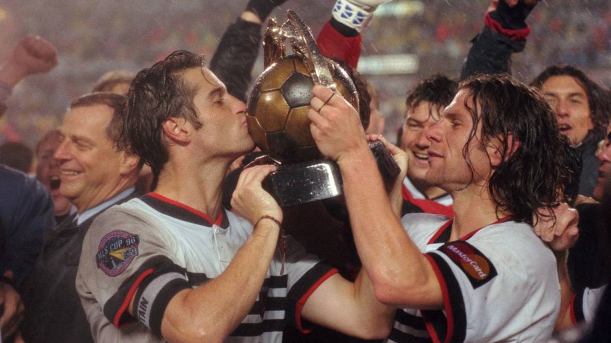 San José Clash y DC United protagonizaron el primer partido oficial de la historia de la MLS. Los protagonistas fueron Bruce Arena, Eric Wynalda y Marco Echeverry.