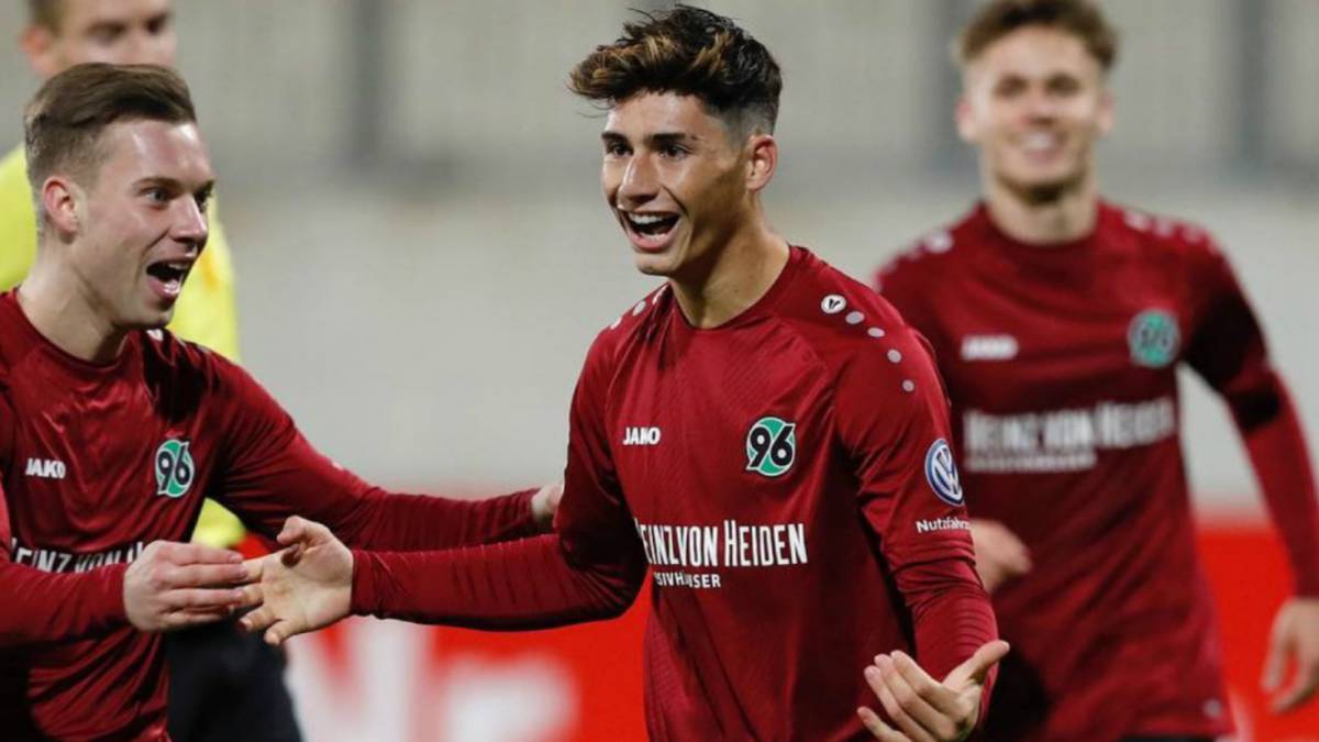 El seleccionado sub 20 de Estados Unidos realizó su debut en la Bundesliga en la derrota del Hannover 96 ante el Wolfsburg.