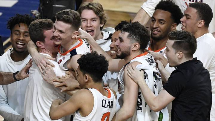 Virginia celebra después de vencer a Auburn