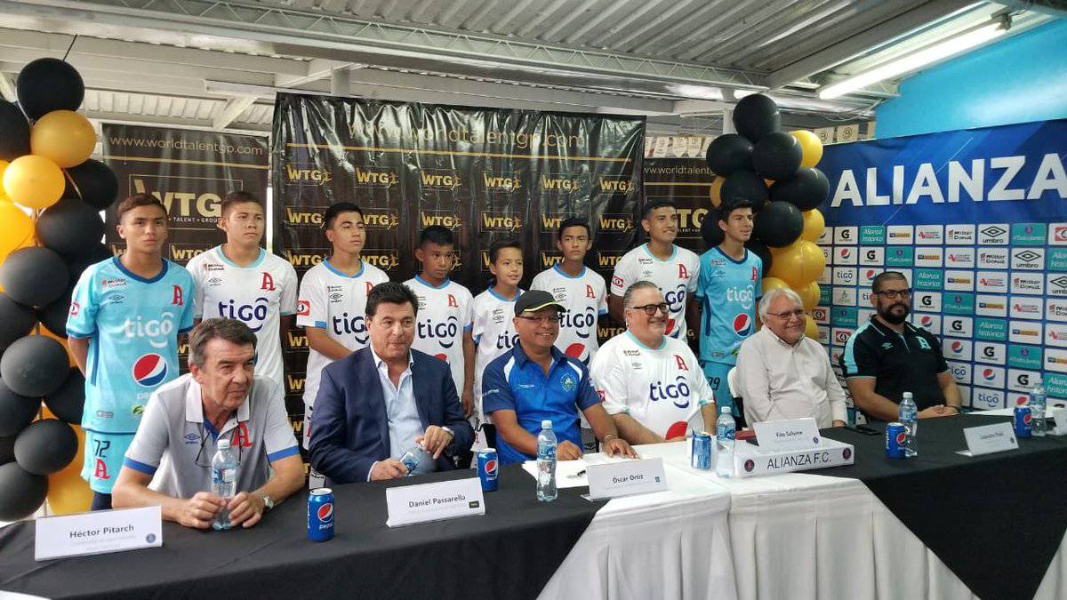 Daniel Passarella en la presentación de su proyecto con Alianza