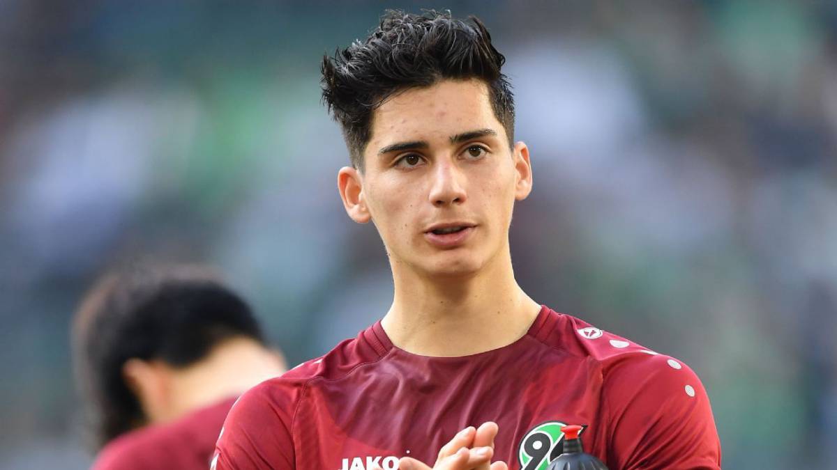 El estadounidense-mexicano-chileno debutó con el Hannover con 18 años y su juventud lo pone como el segundo más precoz de USA y el más novel de México y de Chile.