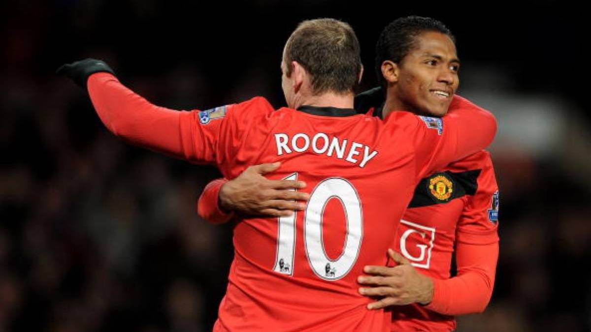 Rooney y Valencia festejando anotación con Manchester United