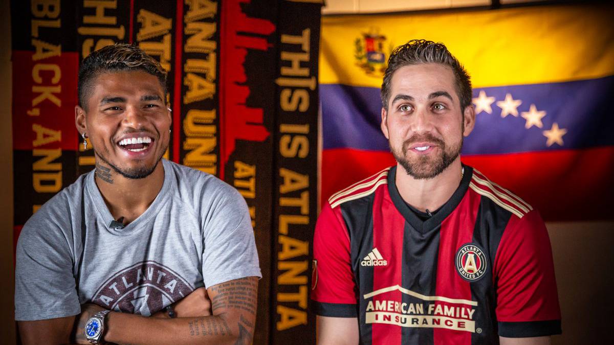Josef Martínez y Ender Inciarte platicando para Atlanta United