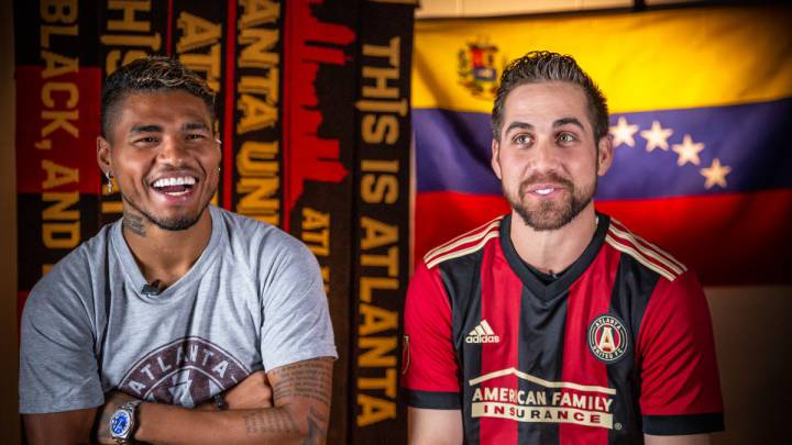 Josef Martínez y Ender Inciarte platicando para Atlanta United