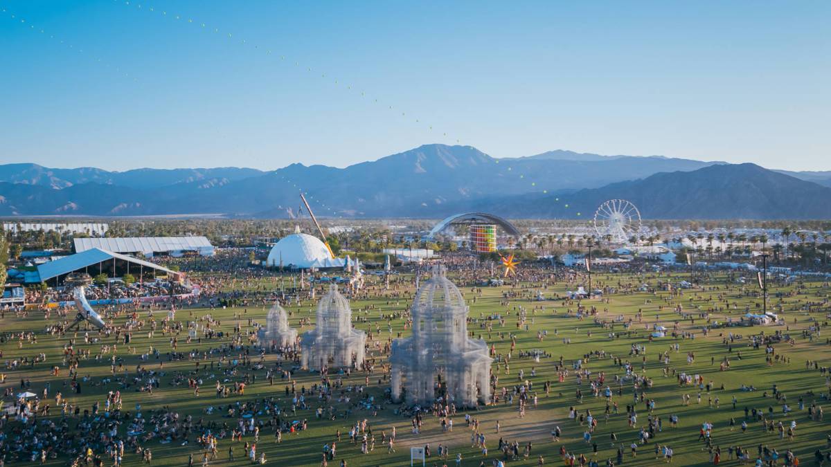 A unos días de que inicie el festival de música que se llevará a cabo en California, Estados Unidos, un trabajador perdió la vida mientras montaba el evento.