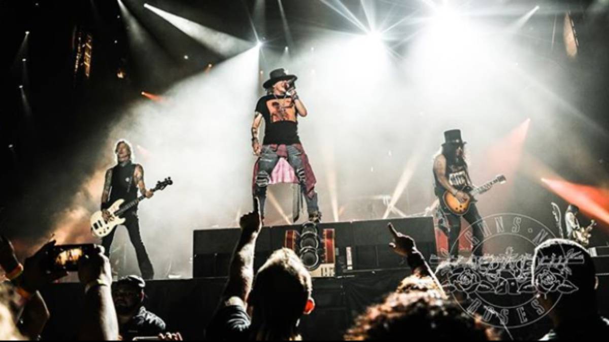 Slash, el famoso guitarrista, integrante de la banda estadounidense, adelantó que habrá nuevo material discográfico y una gira pequeña.