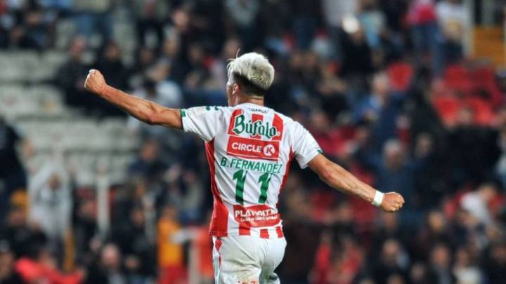 Brian Fernández celebrando un gol con Necaxa