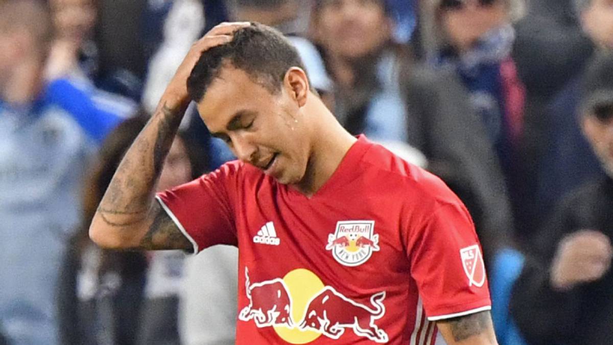 El mediocampista argentino pidió una disculpa por el balonazo que soltó a los aficionados, mismo que detonó un conato de bronca al final del encuentro.