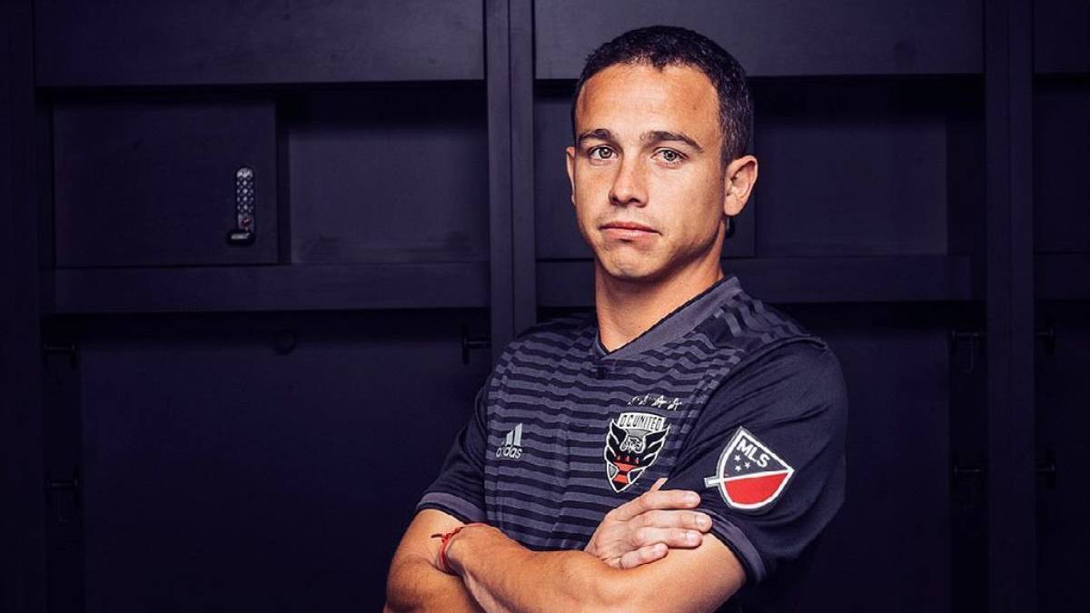 Jara posando con la camiseta de D.C. United