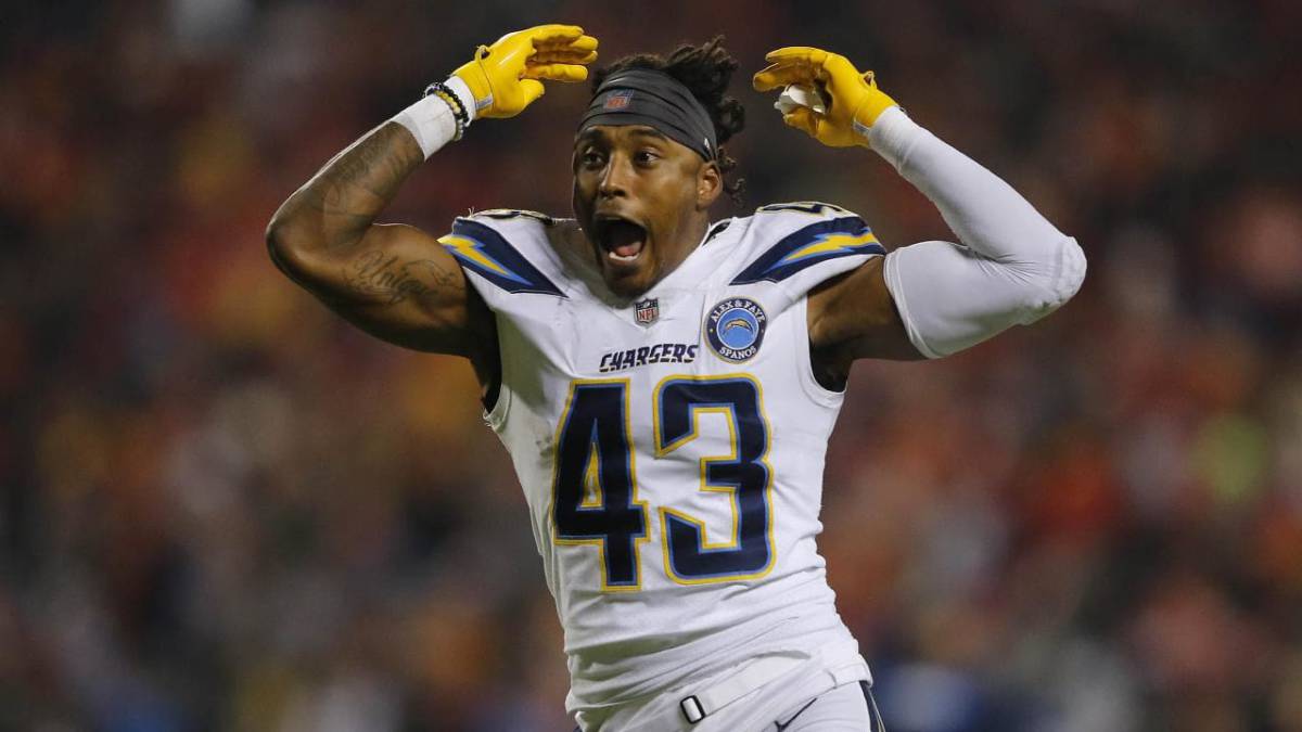 Michael Davis en partido de los Chargers