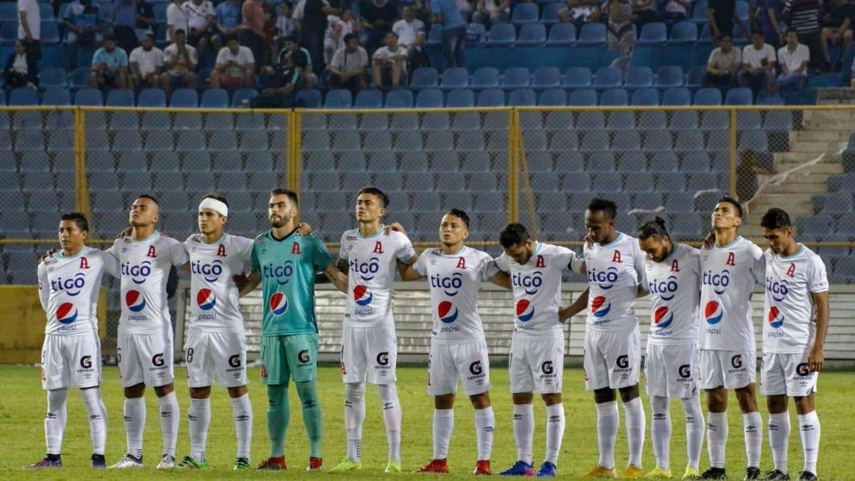 Jugadores de Alianza guardando un minuto de silencio