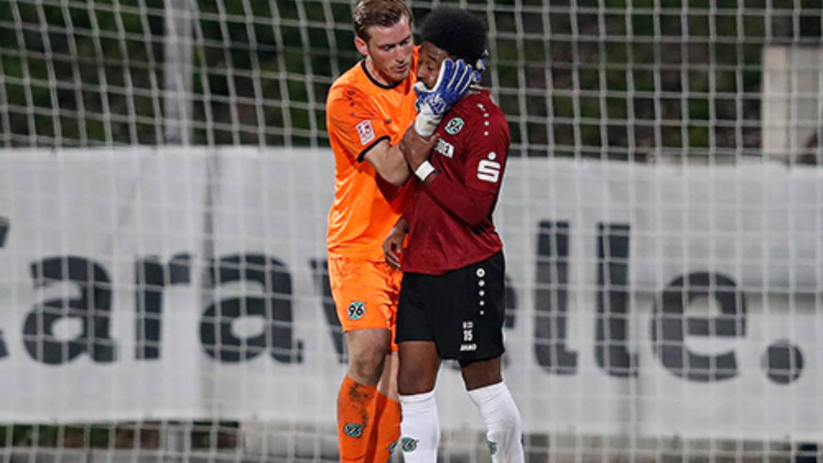 Chris Gloster es consolado por su compañero