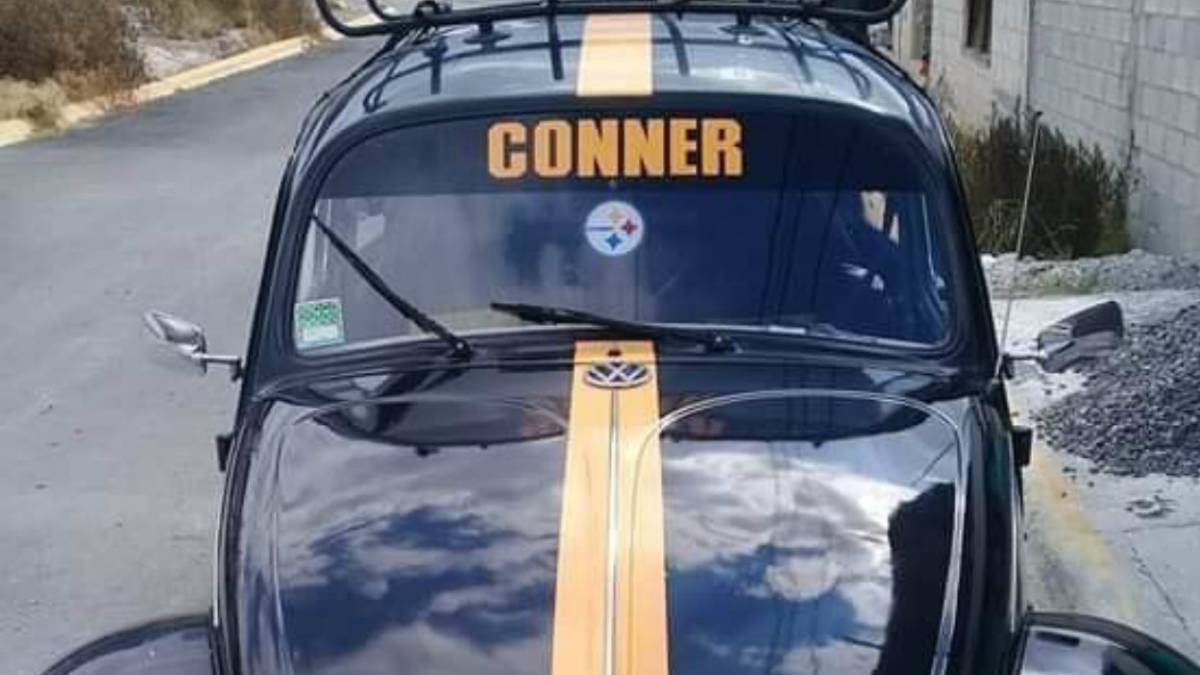 Aficionado mexicano, con gran detalle a jugador de Steelers
