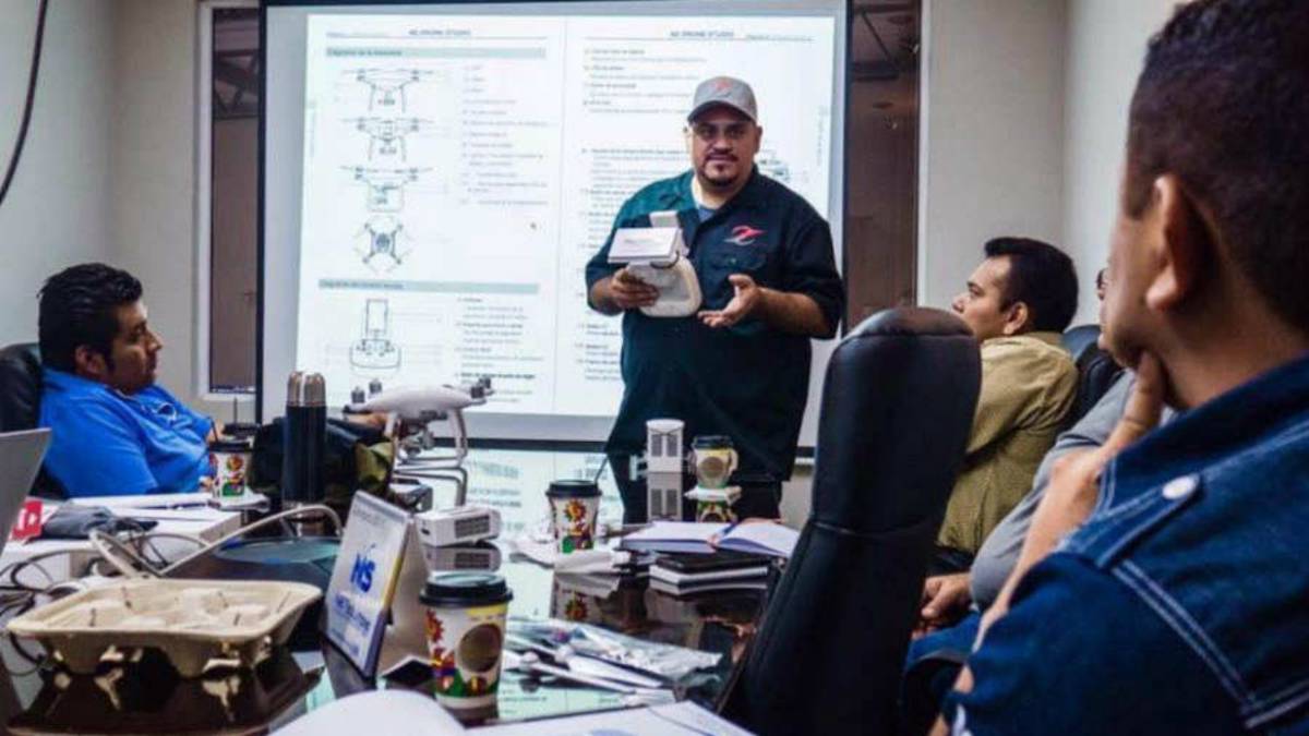 Exitoso salvadoreño renueva casas de famosos en USA