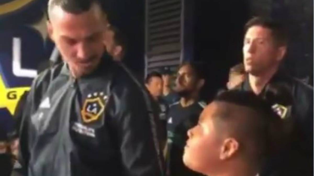 El increíble momento de Zlatan con un niño en el estadio