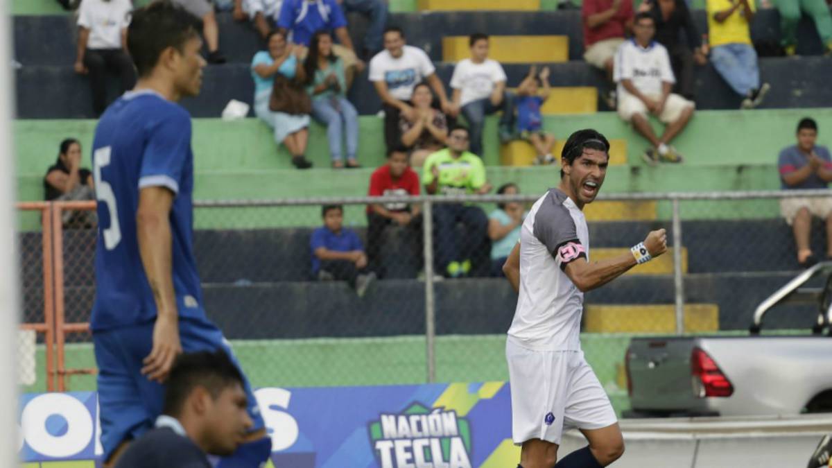 Sebastián 'Loco' Abreu confirma que será nuevo DT de Santa Tecla