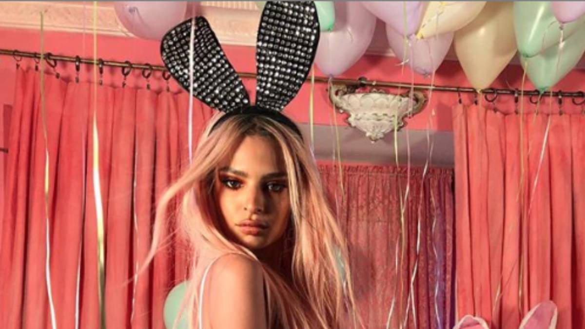 La guapa modelo estadounidense, pintó su cabello de rosa y posó con unas orejas de conejo con motivo del domingo de Pascua, por lo cual arrancó más de un millón de suspiros