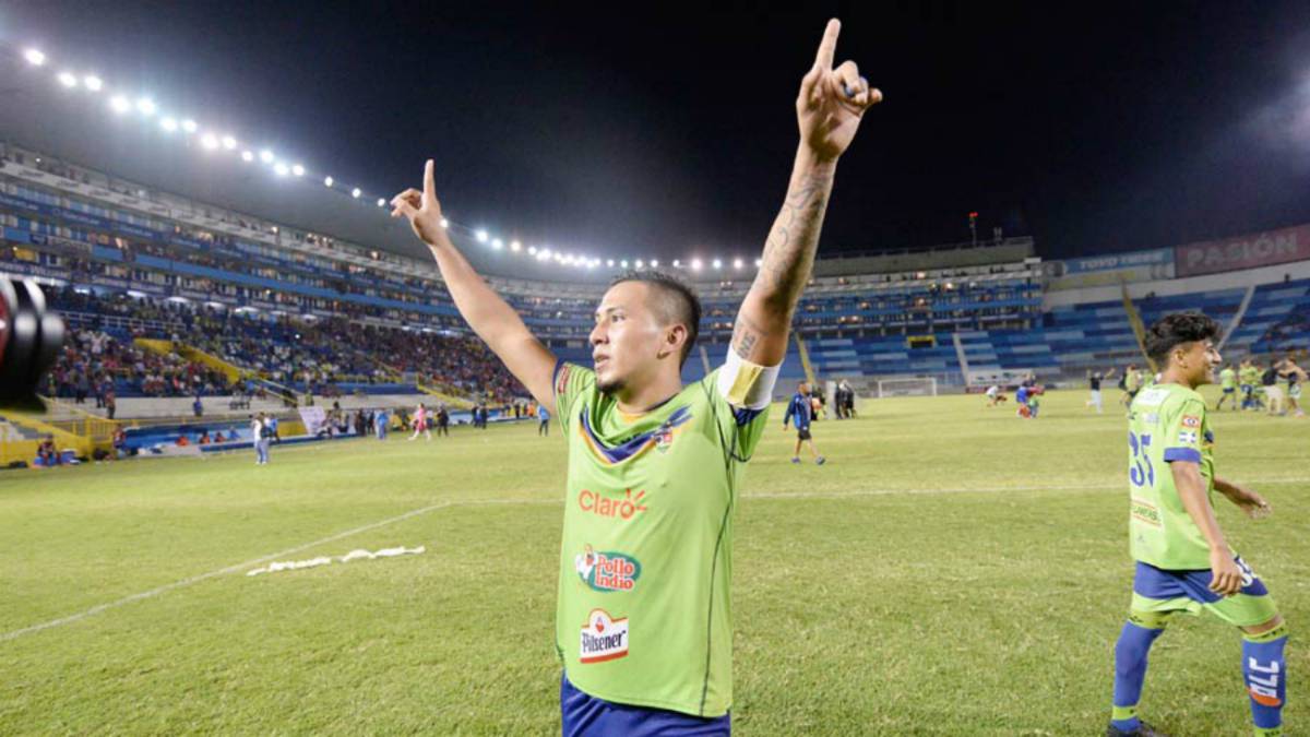El defensor cuscatleto tiene problemas para abandonar a Santa Tecla, ya que el club pidió 10 mil dólares a modo de cláusula para que se vaya a Estados Unidos en mayo.