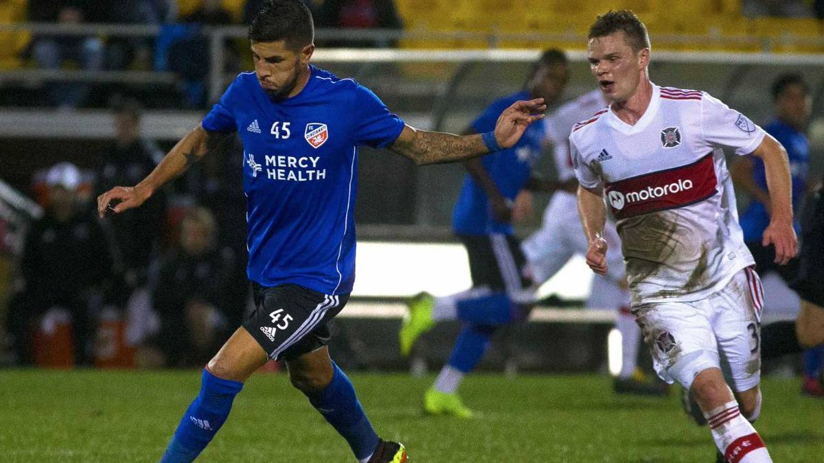 Emmanuel Ledesma a punto de pegarle al balón