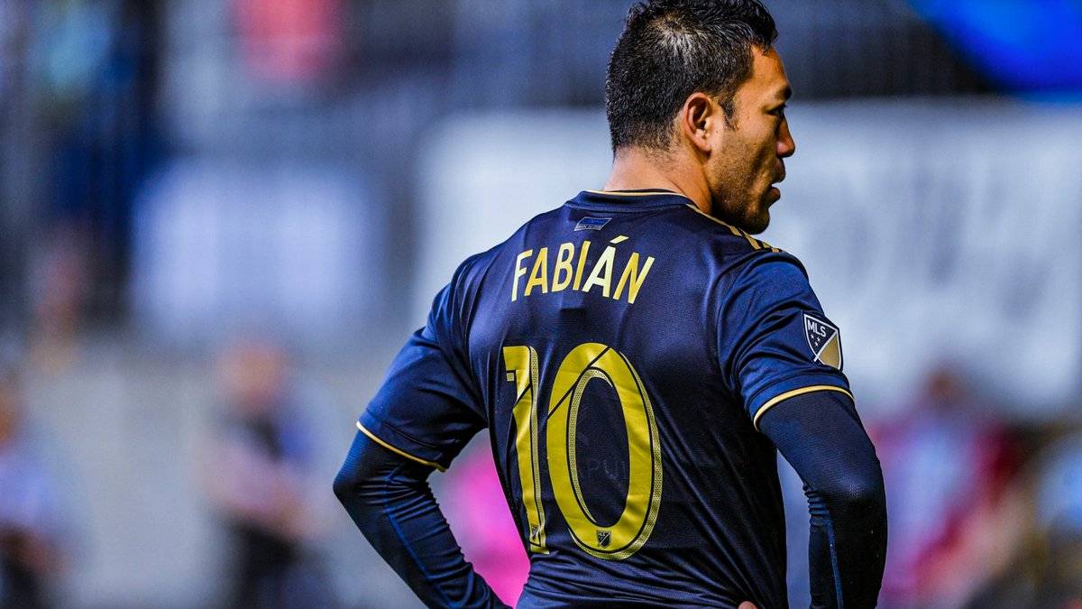 Marco Fabián posando con el uniforme de Philadelphia Union