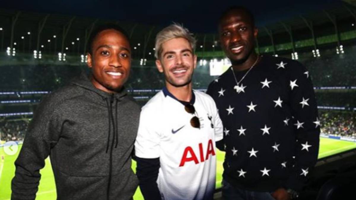 El actor estadounidense fue visto en el encuentro entre el Tottenham contra el Brighton de la Premier League, incluso posó con la playera del equipo local