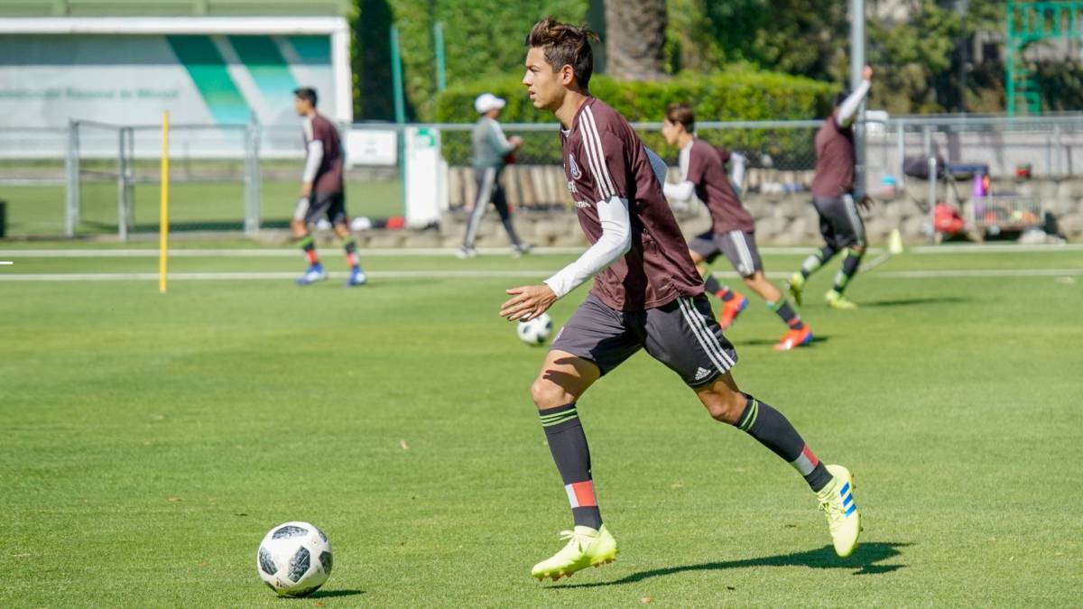Julian Vázquez con conduciendo un balón