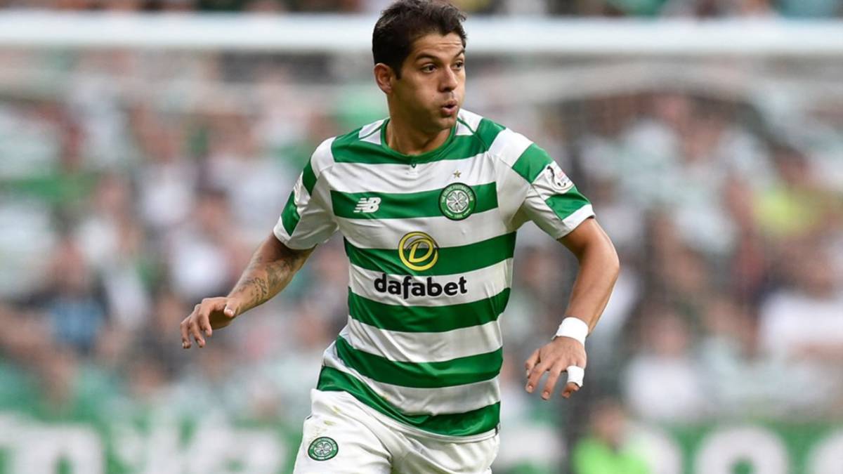 Cristian Gamboa conduce un balón