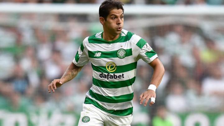Cristian Gamboa conduce un balón