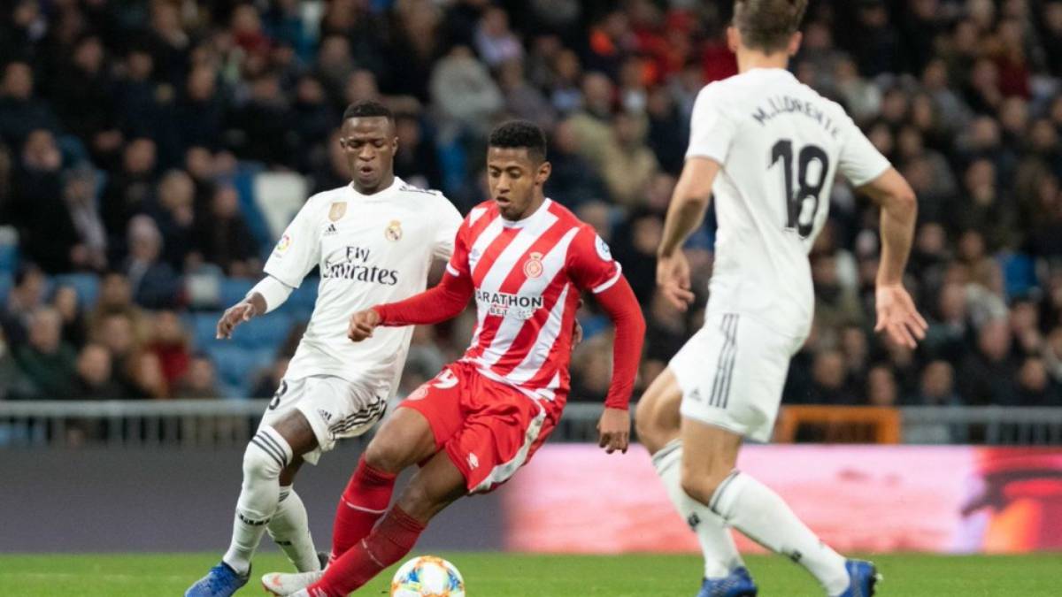 Lozano disputa un balón ante jugadores de Real Madrid