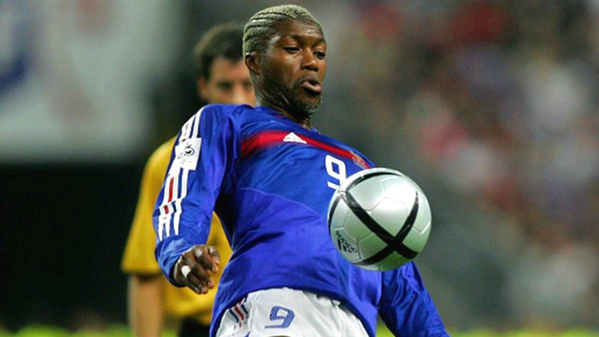 Djibril Cissé controla un balón
