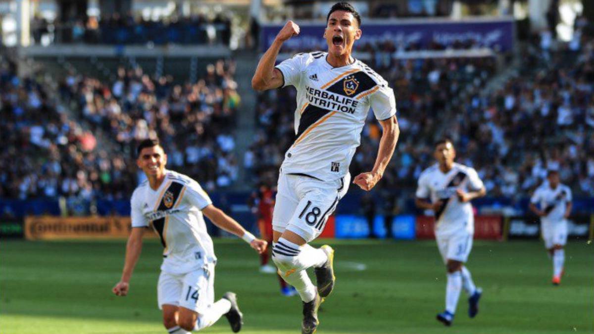 Antuna festejando su primer gol