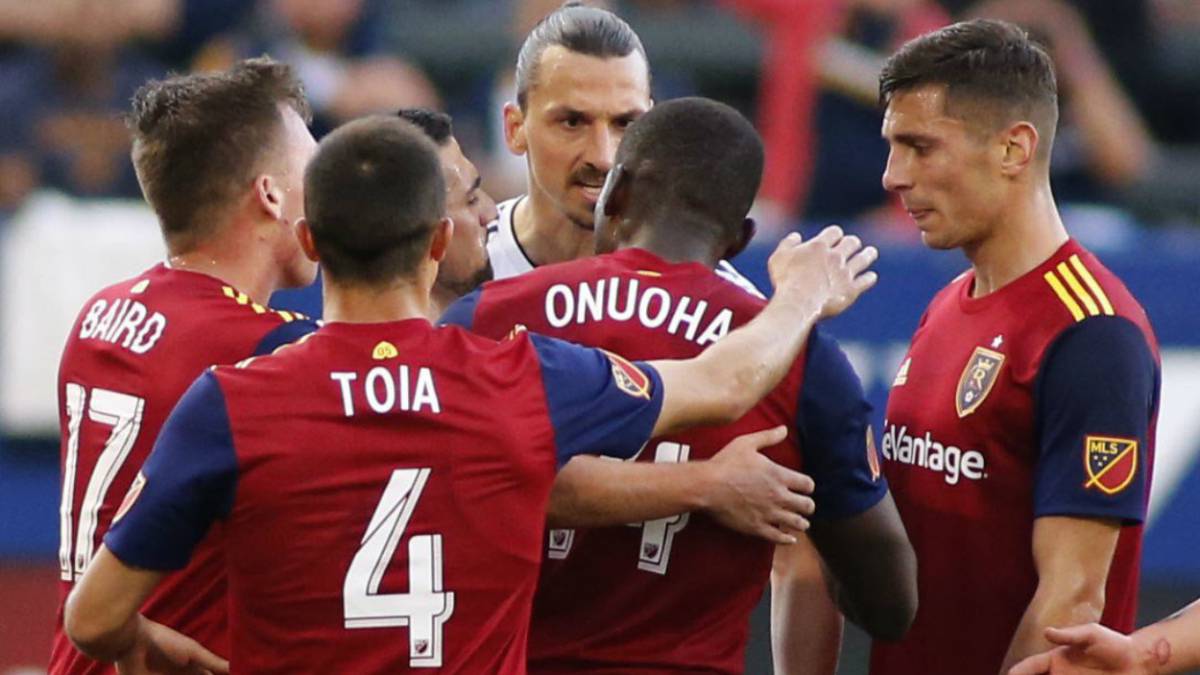 Zlatan y Onuoha se hacen de palabras en el vestuario