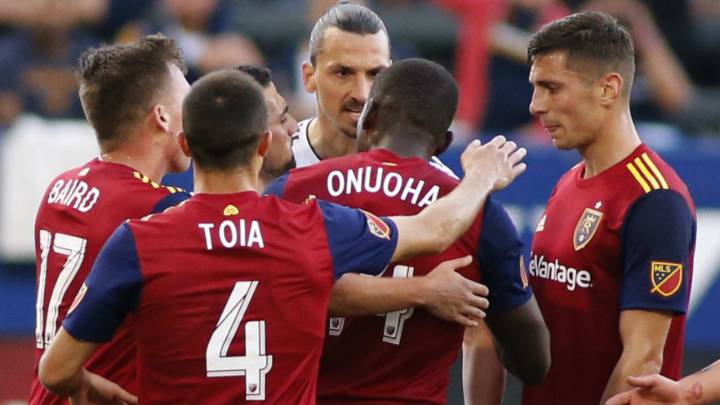 Zlatan y Onuoha se hacen de palabras en el vestuario