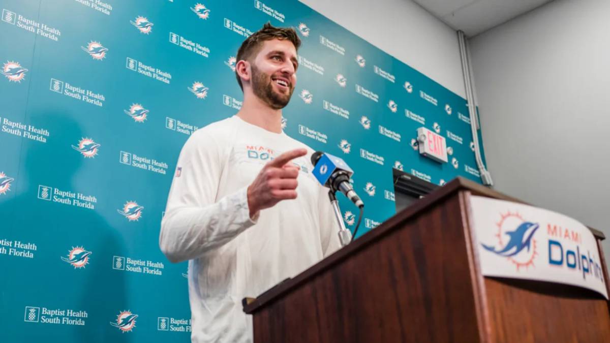 Josh Rosen en conferencia de prensa con los Dolphins