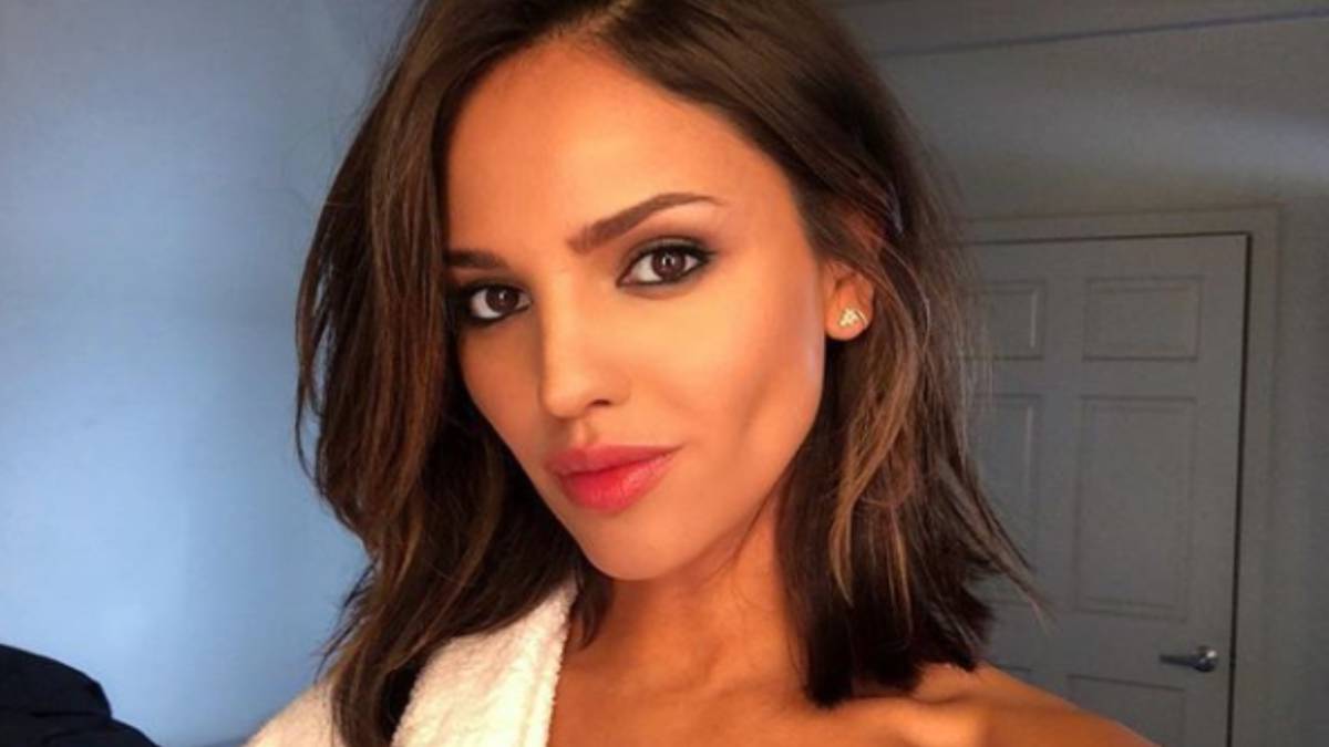 Luego de los rumores de que la guapa actriz mexicana tenía nuevo novio, el basquetbolista, Klay Thompson, se le vio ir al cine con el futbolista, Jermaine Jones