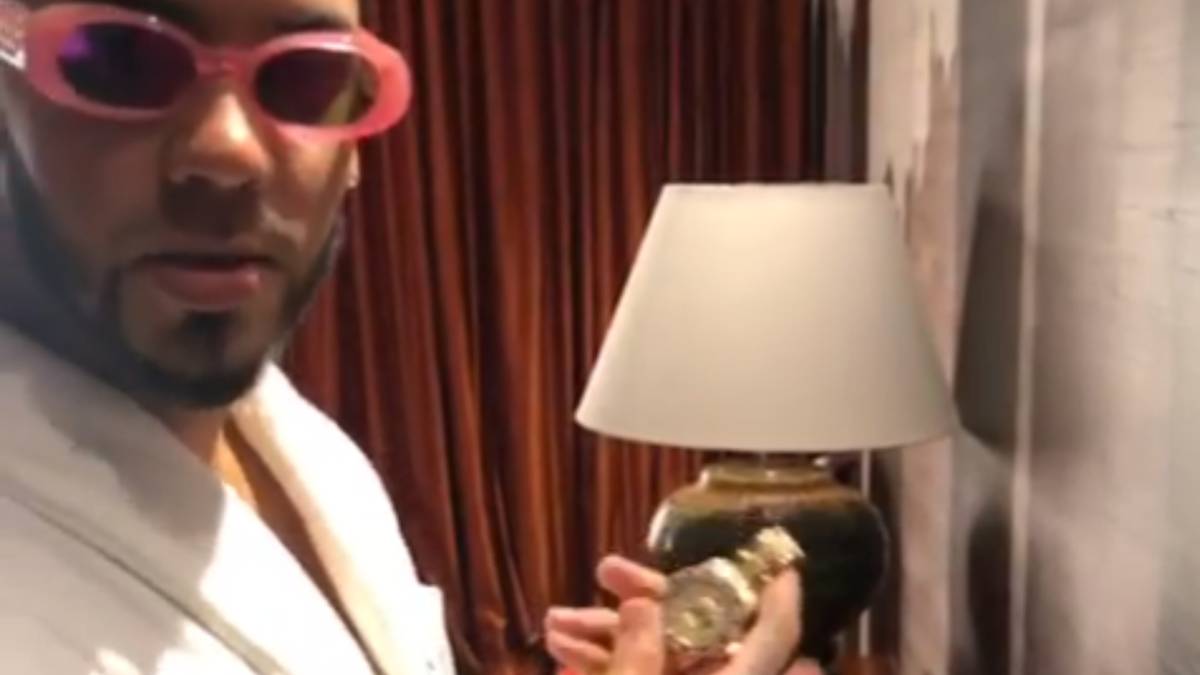 En redes sociales circuló que el cantante de música urbana había sido víctima de robo en un hotel en Chile; sin embargo, él mismo aseguró que la información es falsa.