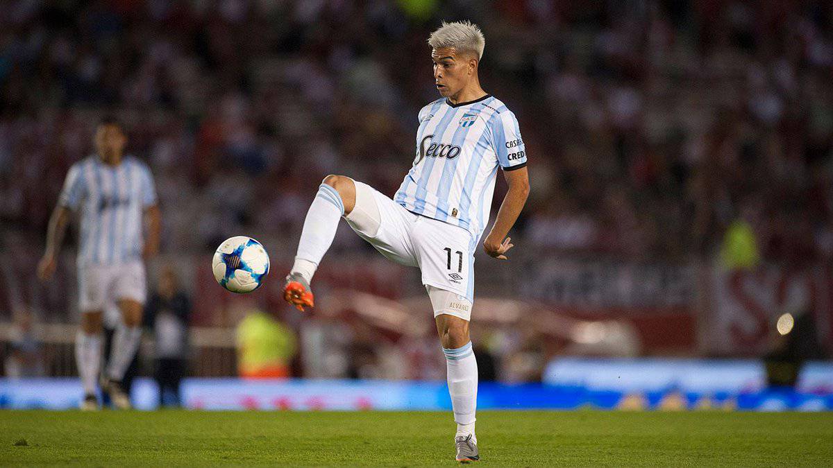 Favio Álvarez controla un balón