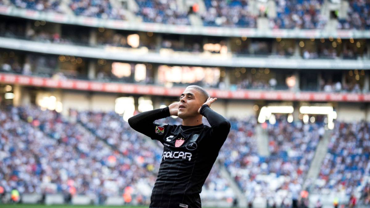 Brian Fernández celebrando un gol con Necaxa