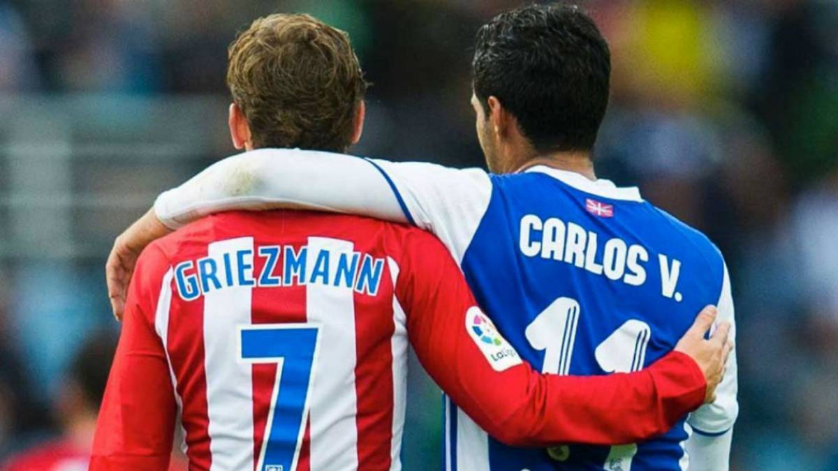 Carlos Vela y Antoine Griezmann abrazados