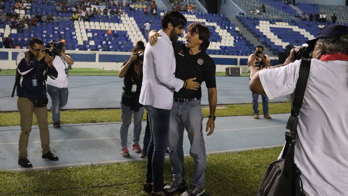 Sebastián Abreu saluda a su rival