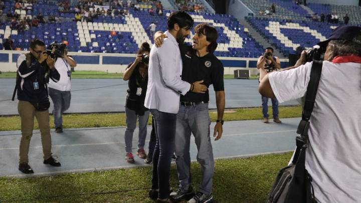 Sebastián Abreu saluda a su rival