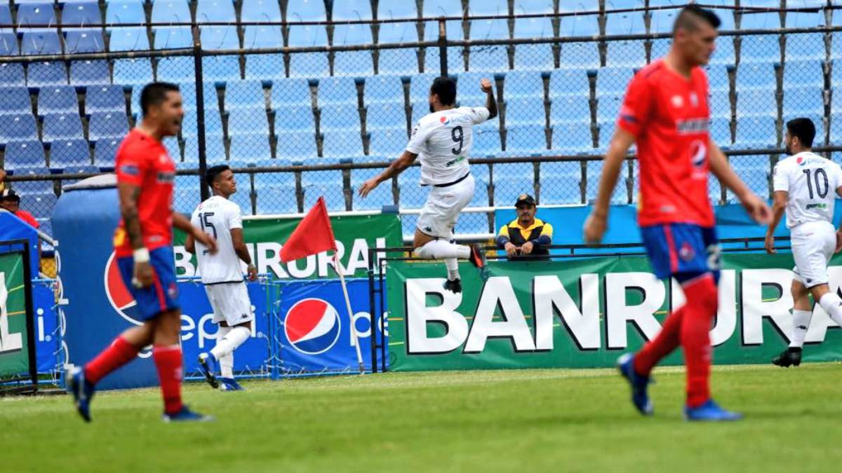 Con goles de Abraham Darío Carreño y Jorge Vargas, Comunicaciones rompió una racha de 12 partidos sin vencer a Municipal al imponerse 0-2 en la última fecha.