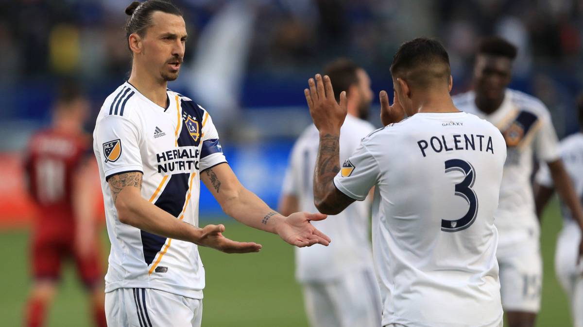 Zlatan celebra con Polenta