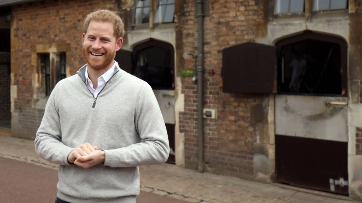 Un emocionado Duque de Sussex al borde de las lágrimas, salió a hablar antes las cámaras sobre el nacimiento de su primer bebé con Meghan.