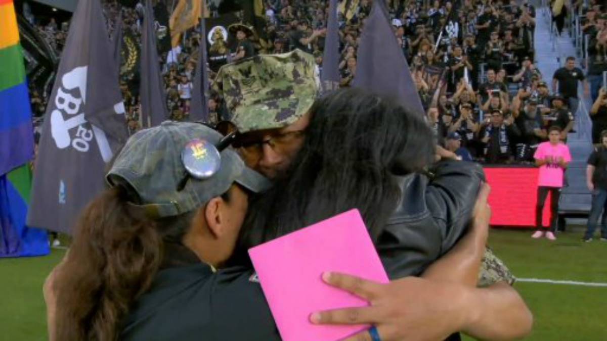 El contramaestre René Saavedra estuvo siete meses fuera sirviendo con el ejército de USA, tras su regreso habló con el club angelino para darle una sorpresa a su familia.