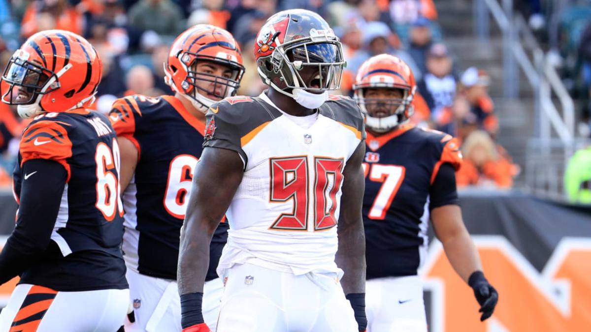 Jason Pierre-Paul en partido de Buccaneers